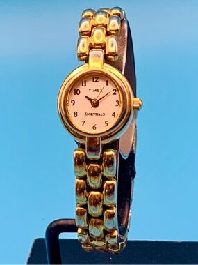 TIMEX ESSENTIALS Women’s Vintage 2001 Quartz Bracelet Wristwatch Works New Batt